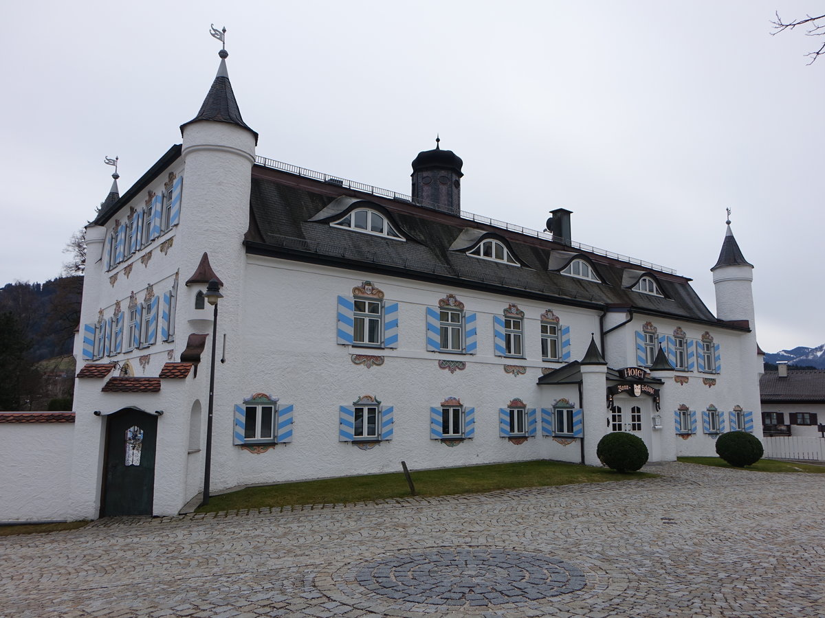 Bernau a. Chiemsee, Hotel Bonnschlssl, erbaut 1477 als Bauernhaus, 1910 Umbau zu einem Schlchen, seit 1965 Hotel (26.02.2017)