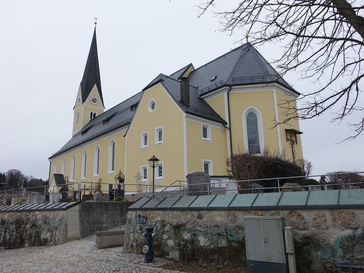 Bernau a. Chiemsee, Pfarrkirche St. Laurentius, Saalbau mit Satteldach, Westturm mit Spitzhelm, erbaut bis 1926 nach Plan von Franz Xaver Huf (26.02.2017)