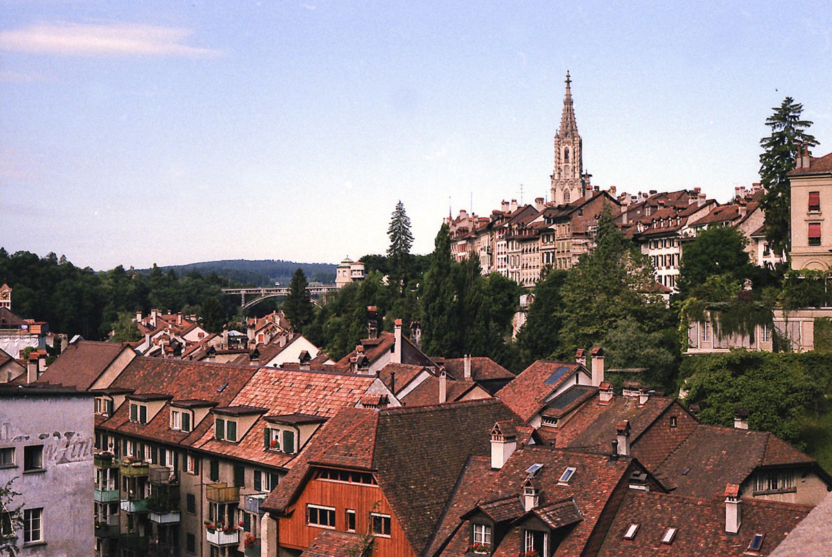 Berner Altstadt und Mnster vom Groen Muristalden aus gesehen. Aufnahme: Juli 1984 (digitalisiertes Negativfoto).