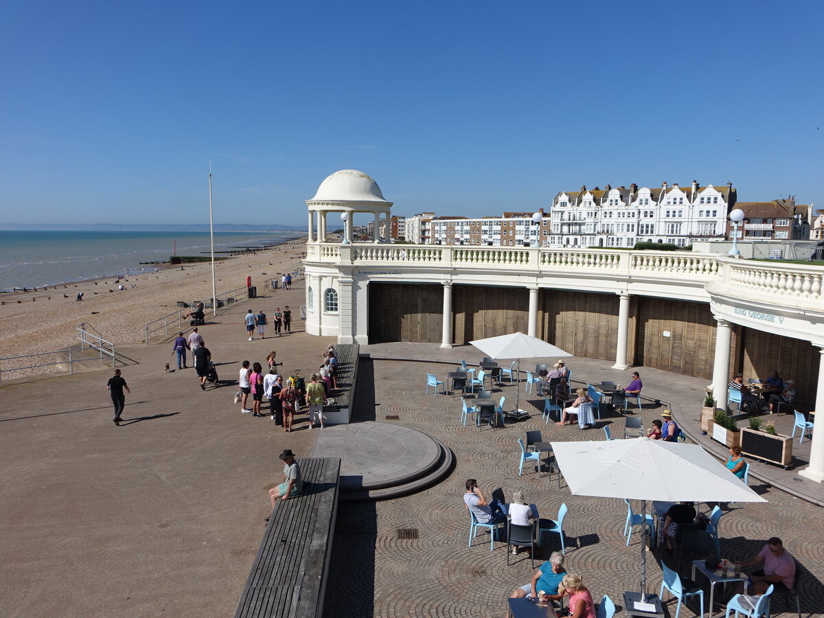 Bexhill-on-Sea, Cafe The Colonnade mit Pavilion an der Central Parade (04.09.2023)