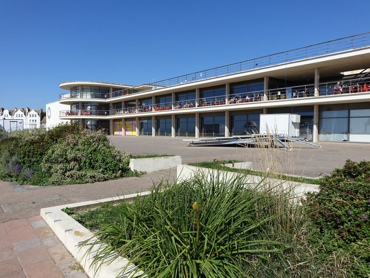 Bexhill-on-Sea, De-La-Warr Pavilion, erbaut 1935 nach einem Entwurf der Architekten Erich Mendelsohn und Serge Chermayeff, seit 2005 als Zentrum fr zeitgenssische Kunst (04.09.2023)
