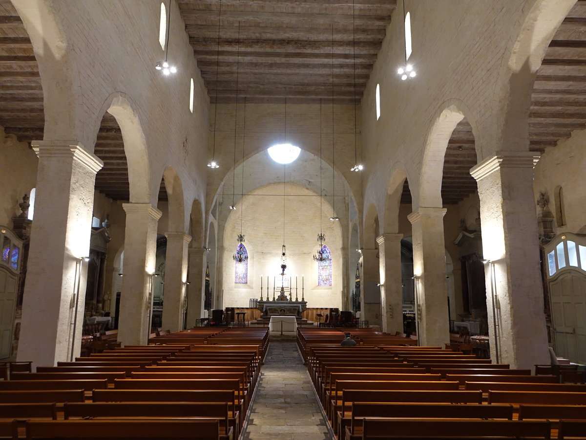 Beziers, romanischer Innenraum in der Kirche de la Madeleine (29.09.2017)