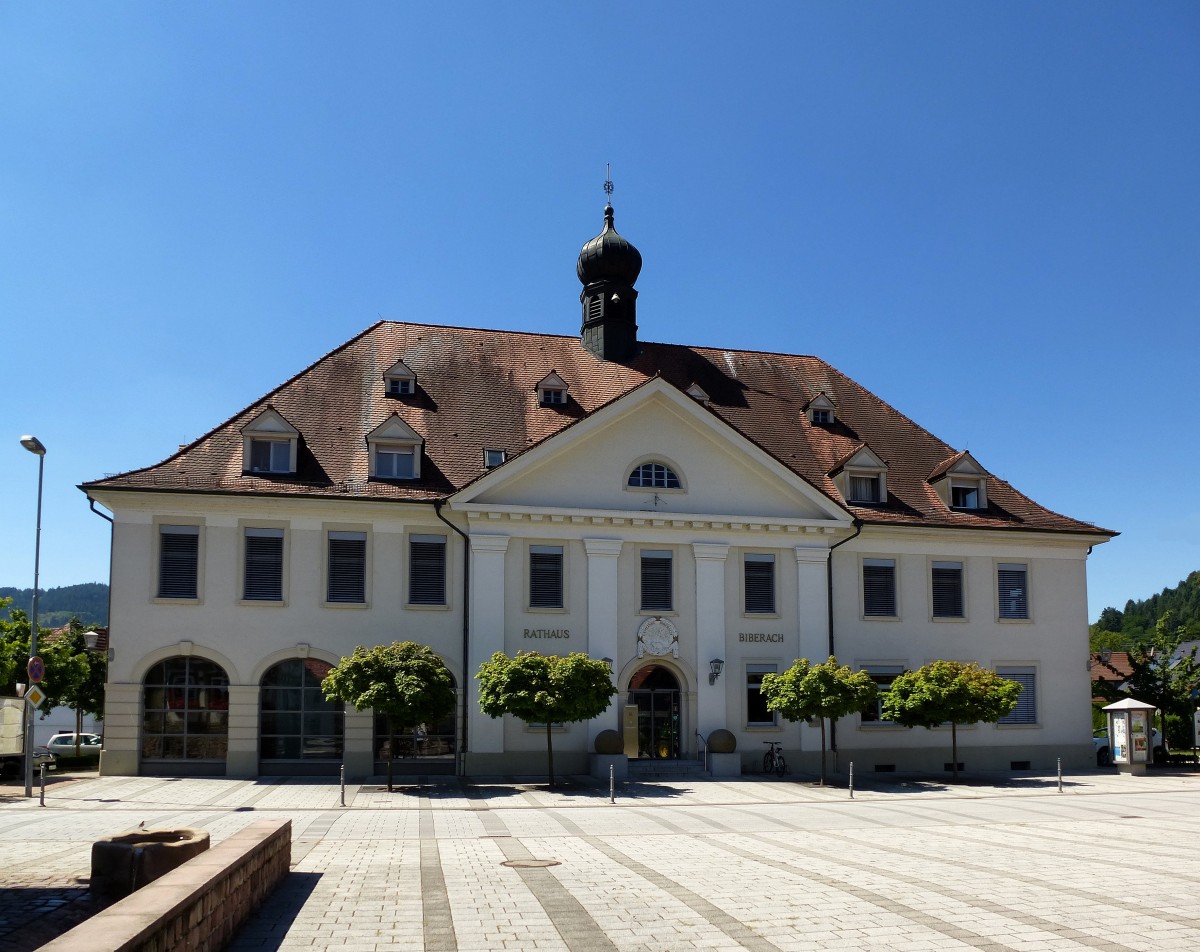 Biberach im Kinzigtal, das Rathaus der ca. 3500 Einwohner zhlenden Gemeinde, erbaut 1925, Aug.2015