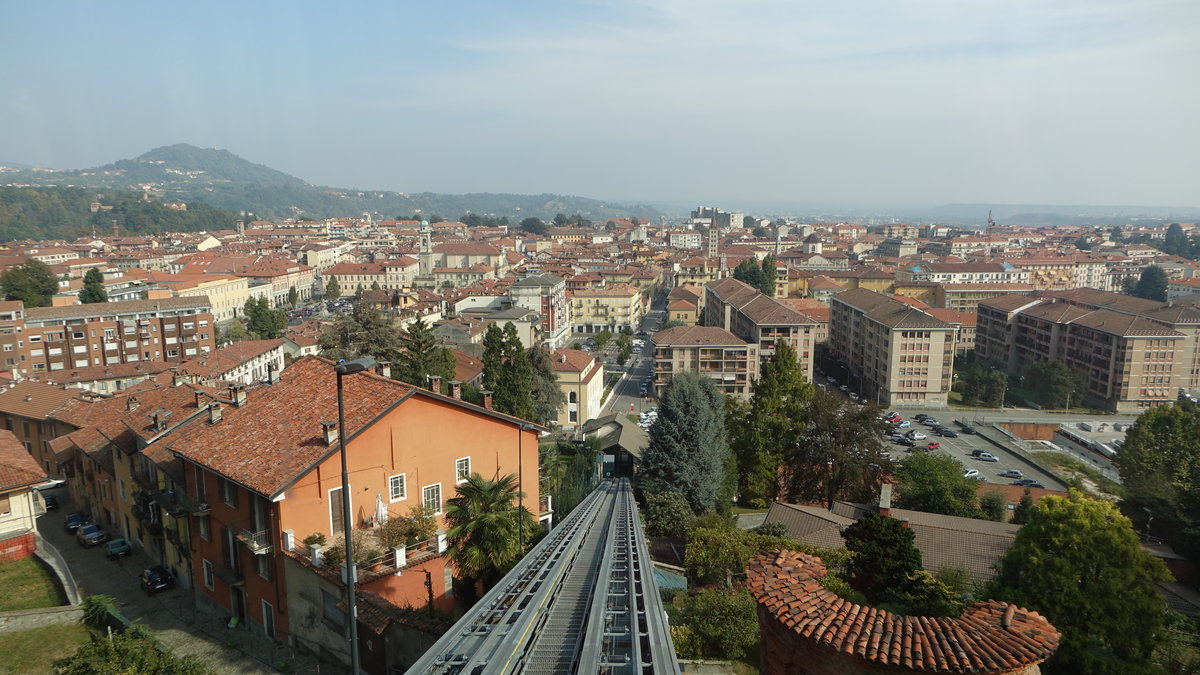 Biella, Ausblick aus der Bahn Funicolare auf die Unterstadt (05.10.2018)