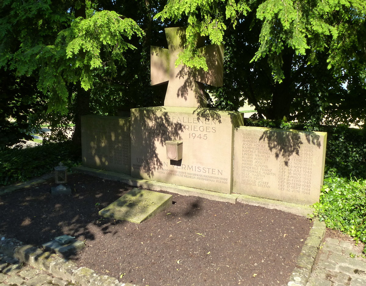 Biengen, Denkmal fr die Kriegsopfer auf dem Friedhof im OT Dottighofen, Mai 2017