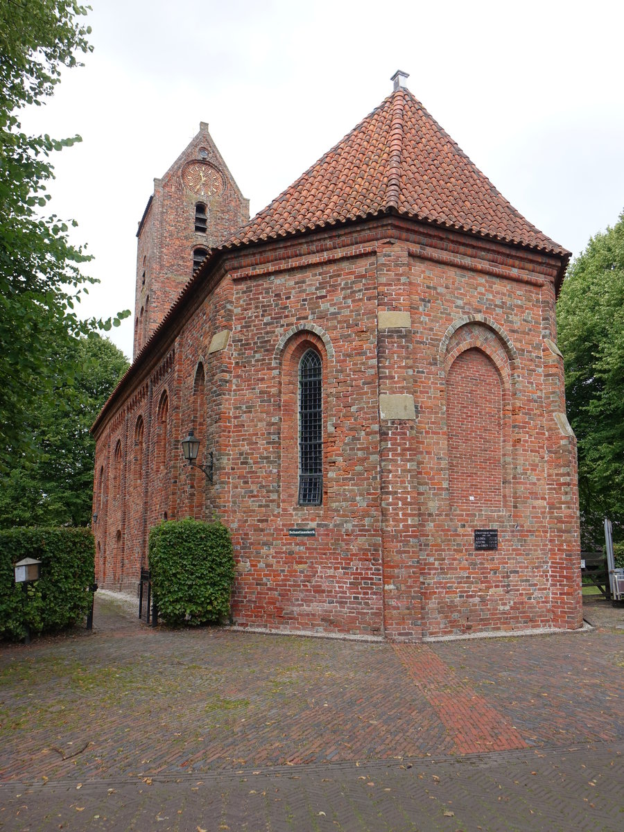 Bierum, niederl. Ref. St. Sebastian Kirche, erbaut im 13. Jahrhundert mit Satteldachturm (28.07.2017)