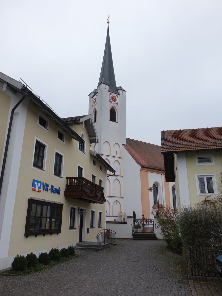Binabiburg, kath. Kirche St. Johann Baptist, Saalkirche mit eingezogenem Chor und Westturm, gotischer Chor, erbaut im 13. Jahrhundert, Langhaus barock erbaut 1698 (23.12.2016)
