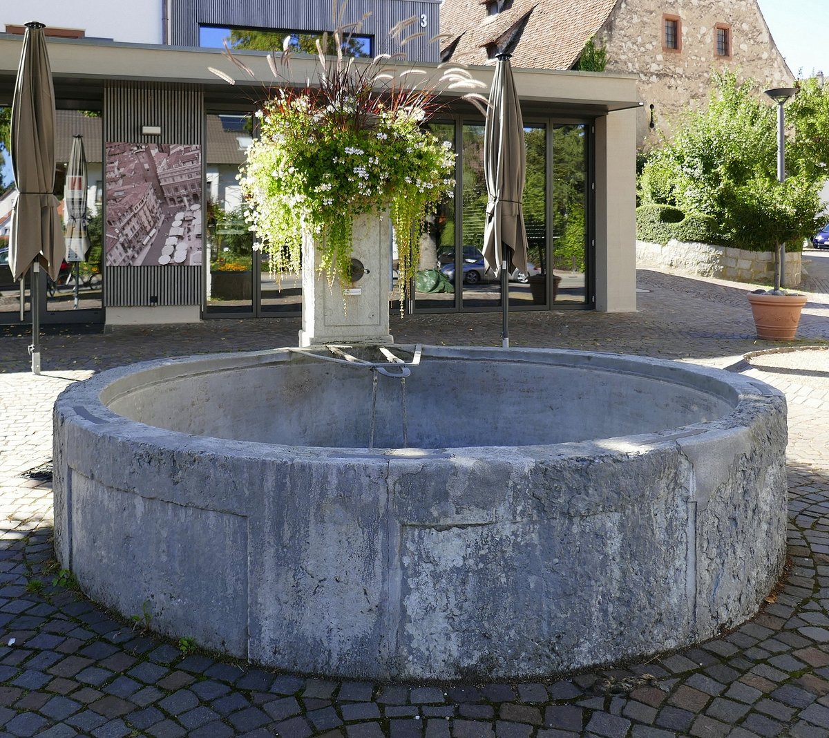 Binzen, der Brunnen auf dem Rathausplatz, Sept.2020