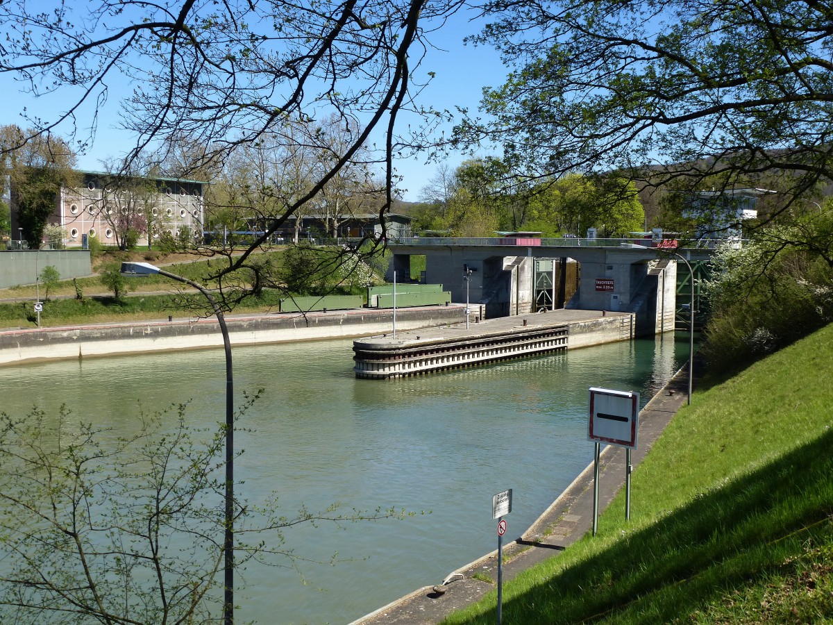 Birsfelden, Blick auf die Rheinschleuse fluaufwrts, die wichtige Anlage bei Basel zhlt ca. 14.000 Schleusungen pro Jahr, Mai 2015