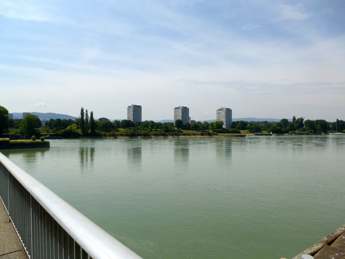 Birsfelden, Blick vom Kraftwerk ber den Rhein auf die Wohnsiedlung  Rheinpark , Juni 2015