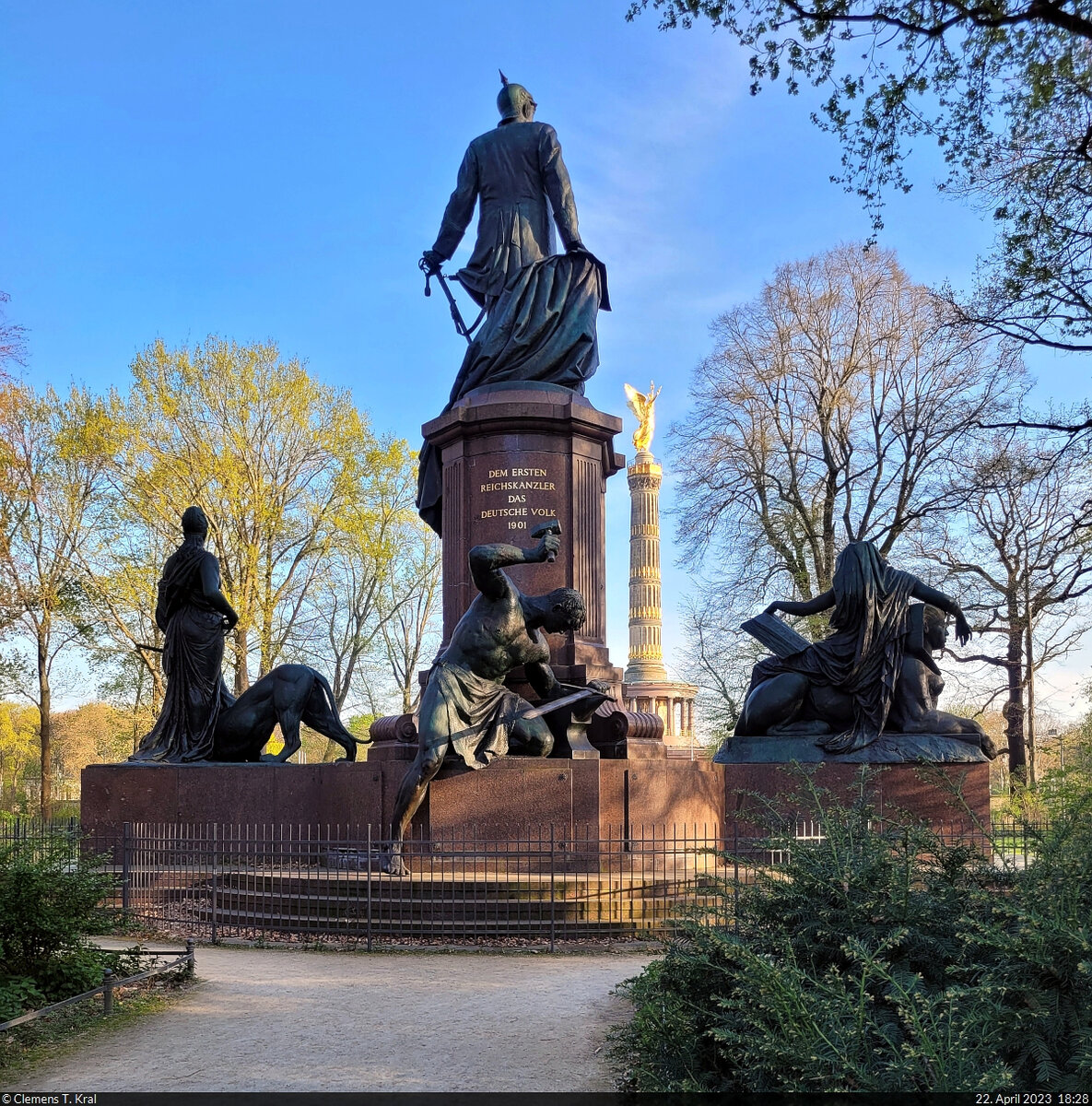 Bismarck-Nationaldenkmal und Siegessule am Groen Stern im Berliner Tiergarten.

🕓 22.4.2023 | 18:28 Uhr