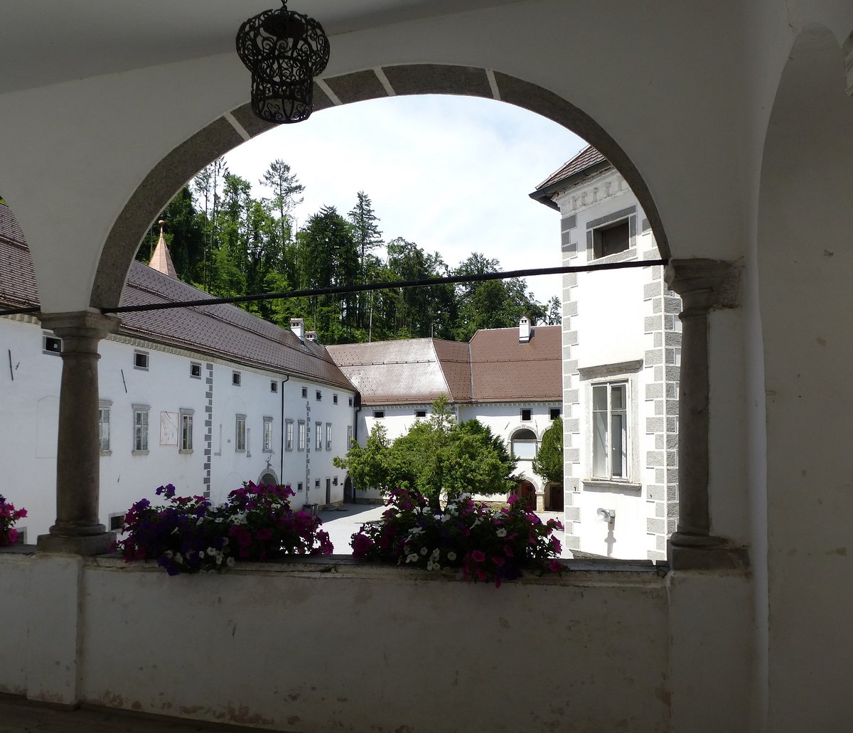 Bistra, ehemaliges Kartuserkloster, Blick in den Innenhof, in allen Gebuden befinden sich die verschiedenen Abteilungen des Technikmuseums, Juni 2017