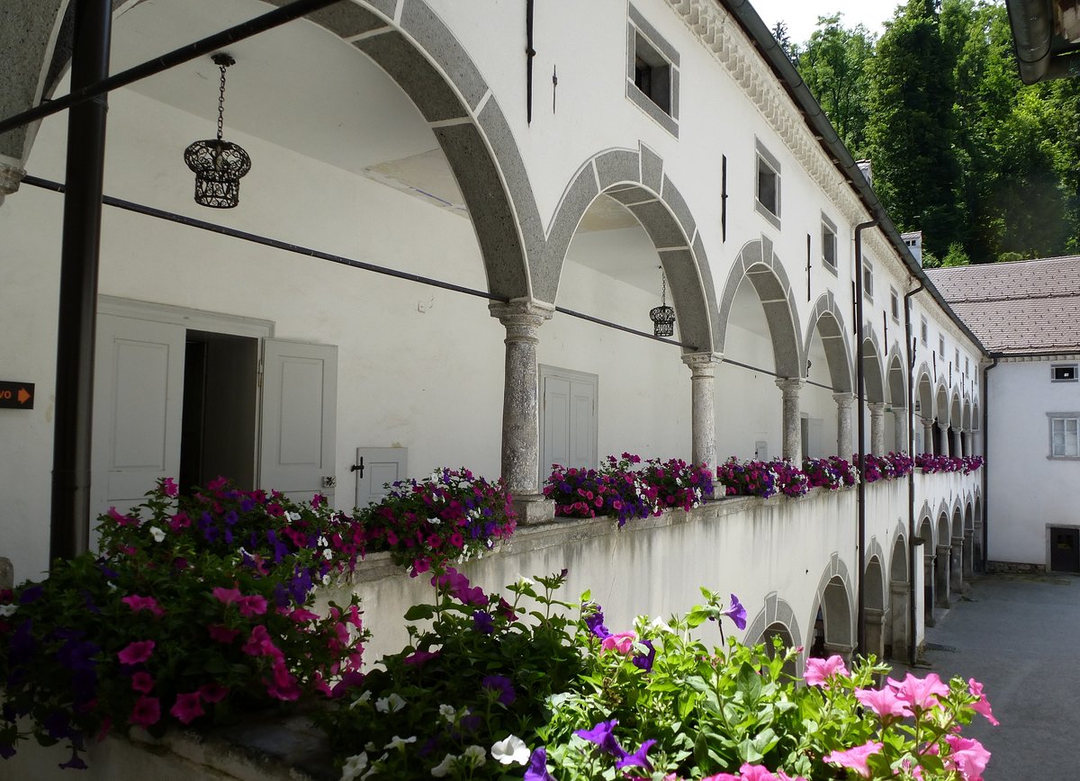 Bistra, Sulengang im Innenhof des ehemaligen Klosters, jetzt Technikmuseum, Juni 2017