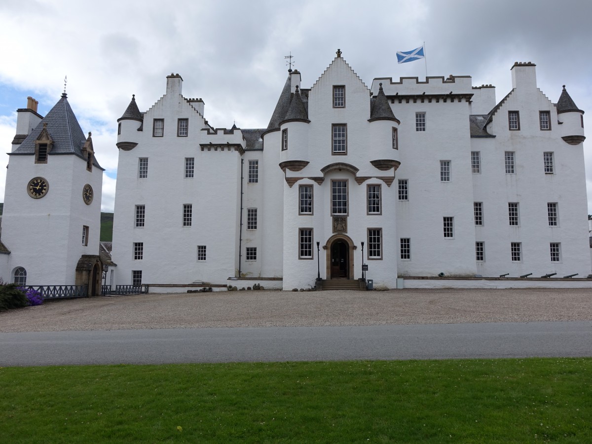 Blair Castle, Cummings Tower von 1269, das heutige Schloss schuf der Architekt David Bryce 1868 (08.07.2015)