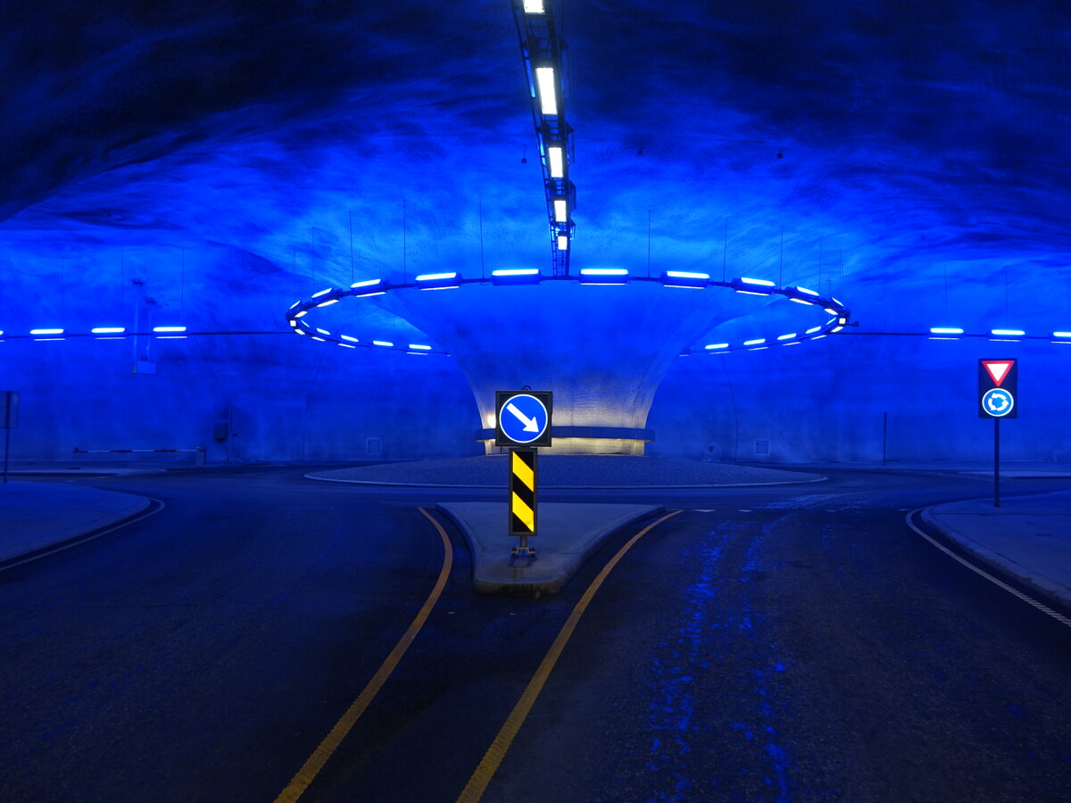Blau beleuchteter Kreisverkehr im Vallaviktunnel vor der Hardanger Brcke (27.05.2023)