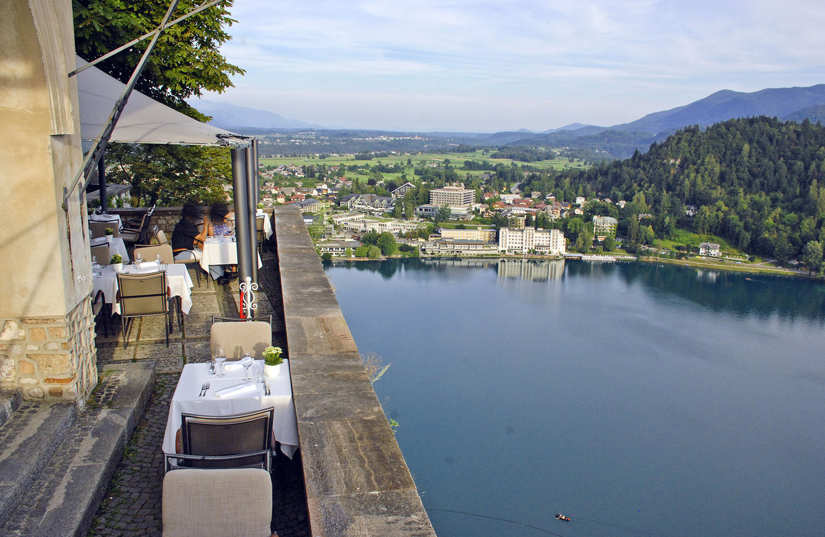 Bled und Bleder See von der Burg aus gesehen. Aufnahme: 2. August 2016.