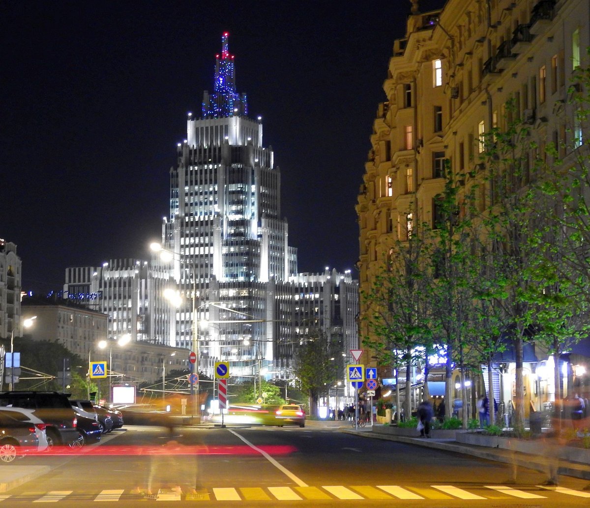 Blick am Abend des 12.05.2018, von der Twerskaja Ulitza in der Nhe der Tschaikowski Concept Hall, in Richtung Nordost. Das abgebildete Gebude msste die Bank of Moscow sein.