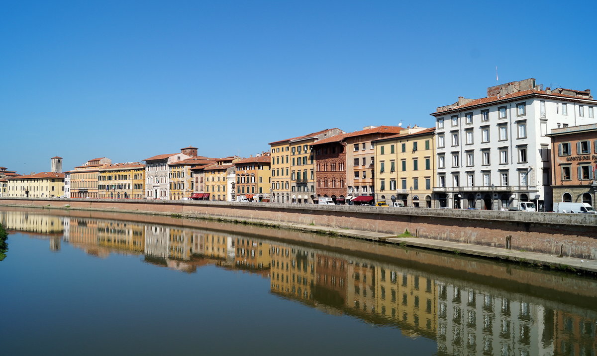 Blick von der Arnobrcke in Pisa auf die gegenberliegende Huserzeile am Lungarno Ranieri Simonelli, 06.09.2018.