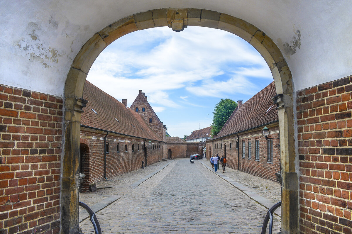 Blick auf Mntportvejen am Schloss Frederiksborg in der Stadt Hillerd. Aufnahme: 24. Juni 2023.