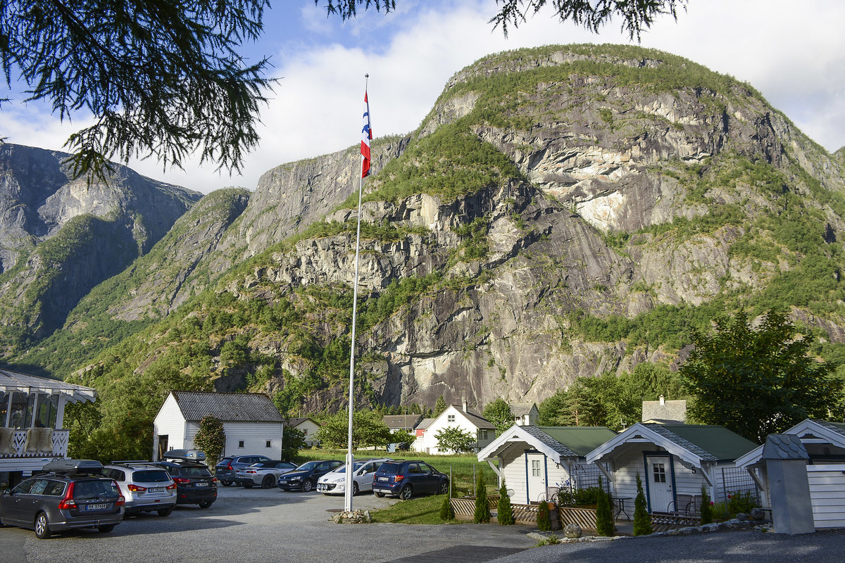 Blick auf vre Eidfjord an der Reichsstrae (Riksvei) 7 in Norwegen. Rechts im Bild sind Htten des Gasthofes Eidfjord Gjestgiveri zu sehen. Aufnahme: 7. Juli 2018.