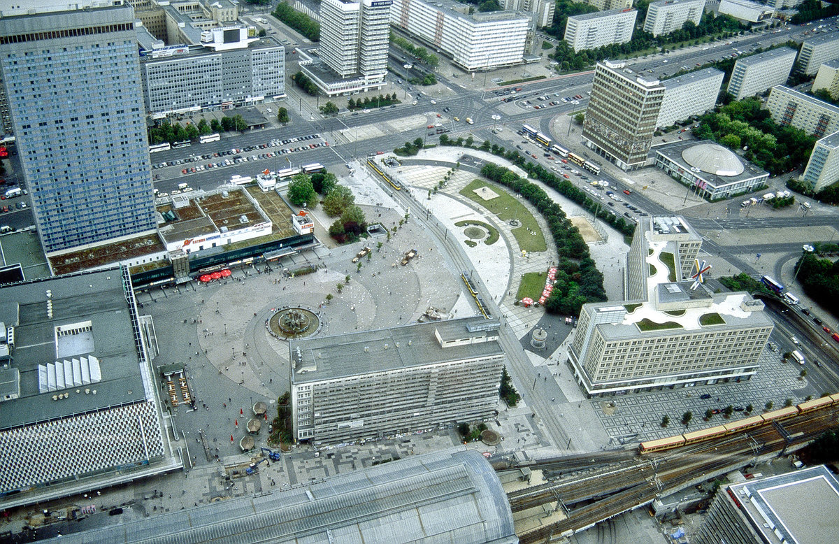 Blick auf Alexanderplatz vom Berliner Fernsehturm. Bild vom Dia. Aufnahme: Juni 2001.