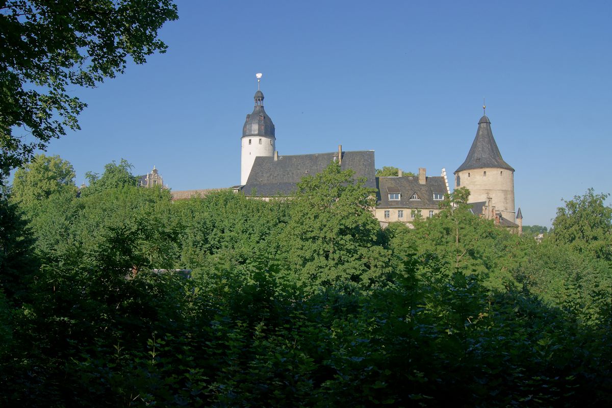 Blick auf das Altenburger Schloss vom Schlossgarten aus Zu sehen sind der aus dem 12. Jahrhundert stammende Hausmannsturm (links) und der Flasche (rechts), welche um das Jahr 1000 entstand. (24.06.2016)