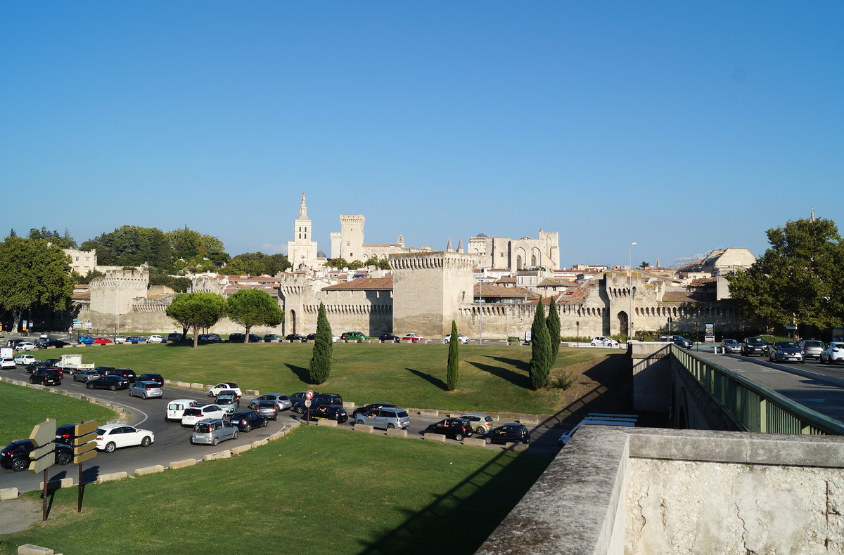 Blick auf Avignon (Vaucluse) mit Stadtmauer, Kathedrale Notre-Dame und Papstpalast, 11.09.2018.