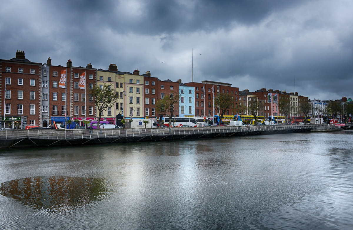 Blick auf Bachelors Walk in Dublin. Im Vordergrund ist der Fluss Liffey zu sehen.
Aufnahme: 11. Mai 2018.