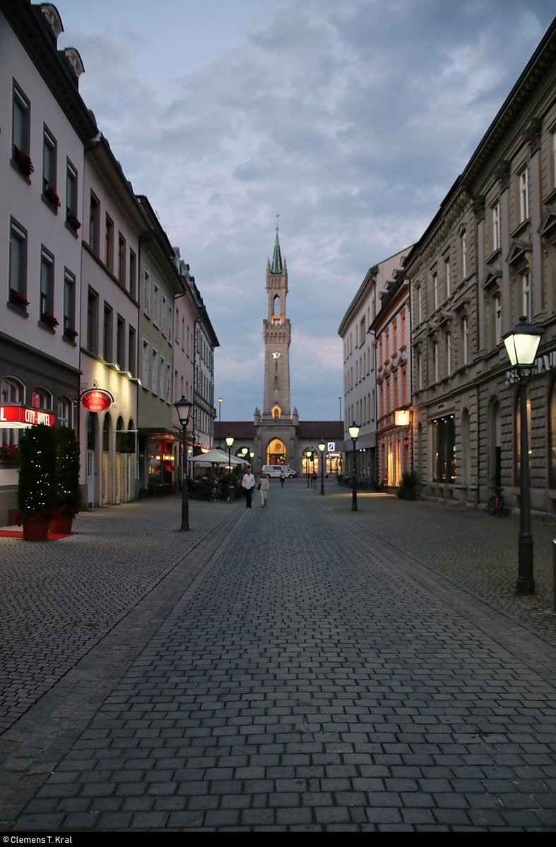 Blick auf die Bahnhofstrae in Konstanz am Abend. Wie der Name schon sagt, befindet sich am Ende der Strae der Bahnhof mit seinem markanten Turm.
[8.7.2018 | 21:39 Uhr]