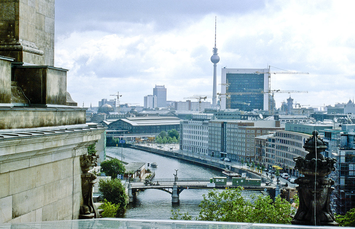 Blick auf Berlin-Mitte vom Reichstagsgebude. Bad vom Dia. Aufnahme: Juni 2001.