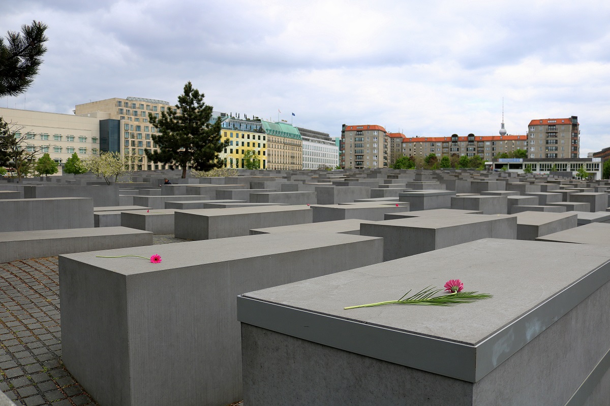 Blick auf das Denkmal fr die ermordeten Juden Europas, bestehend aus 2711 grauen Stelen. Optisch gefllt es nun nicht jedem - das ist Geschmackssache. [10.5.2017 | 12:10 Uhr]