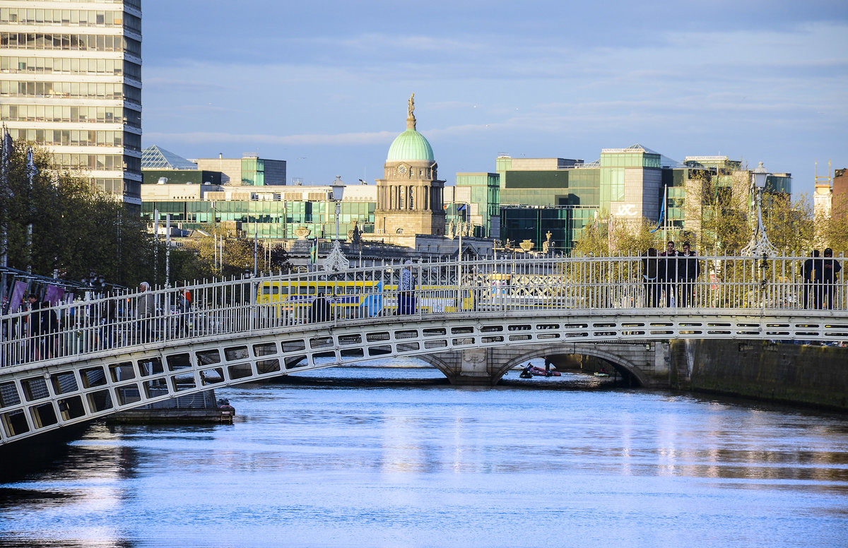 Blick auf Dublin und die Liffey von Millenium Bridge. Im Vordergrund ist die Ha'penny Bridge zu sehen. Aufnahme: 11. Mai 2018.