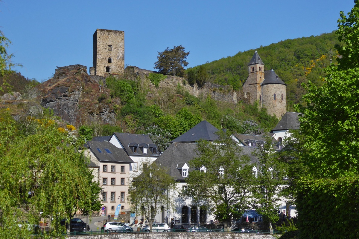 Blick auf Esch Sauer mit der Burg Ruine, die Burg wurde im 10. Jahrhundert erbaut. 05.2022