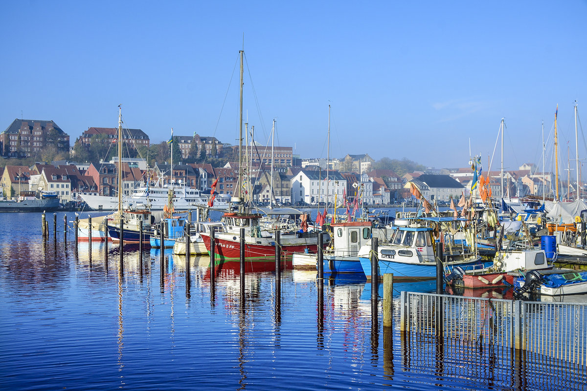 Blick auf die Flensburger Schiffbrcke vom Fischereihafen aus gesehen. Im Hintergrund sind die Schulen auf Duburg zu sehen. Aufnahme: 8. November 2020.