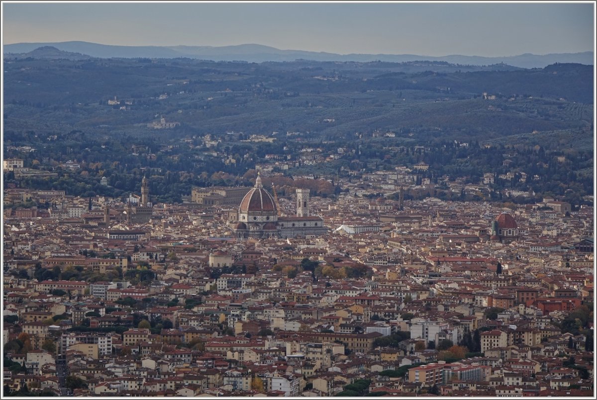 Blick auf Florenz , aufgenommen vom 300 Meter hher gelegenem Stdtchen Fiesole.
(15.11.2017)
