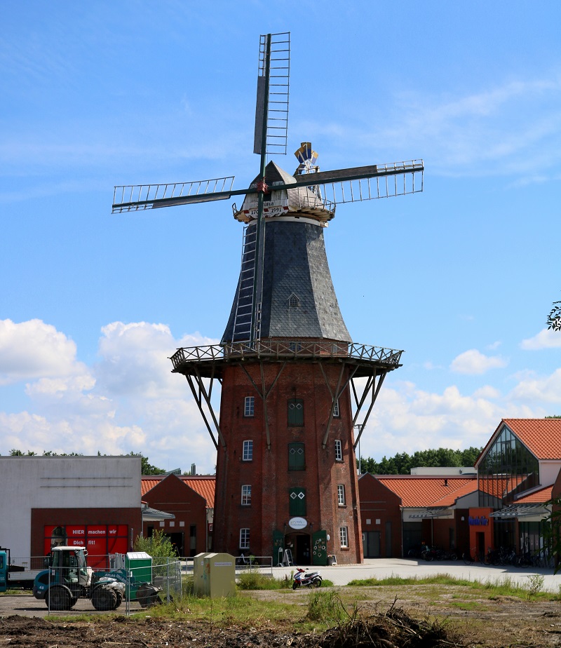 Blick auf die Frisia-Mhle mit einem kleinen Laden in Norden. [26.7.2017 - 13:09 Uhr]