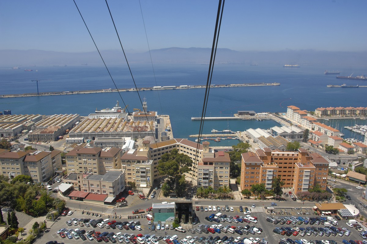 Blick auf Gibraltar vom Top Cable Car Station im Upper Rock Nature Reserve. Aufnahme: Juli 2014.