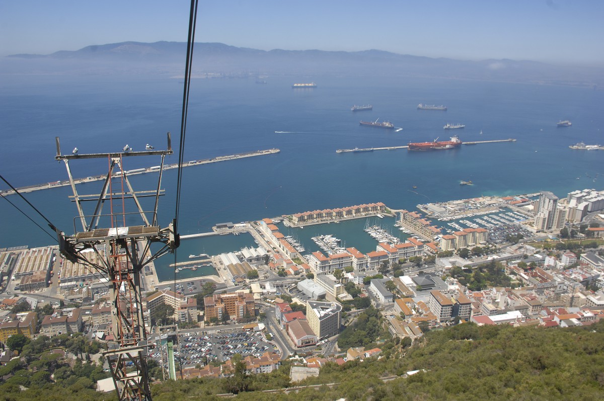 Blick auf Gibraltar vom Top Cable Car Station im Upper Rock Nature Reserve. Aufnahme: Juli 2014. 