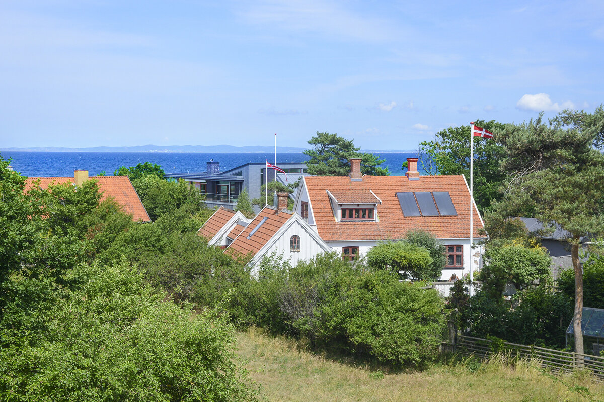 Blick auf Gilleleje vom Wanderweg Gilbjergstien. Aufnahme: 23. Juni 2023.