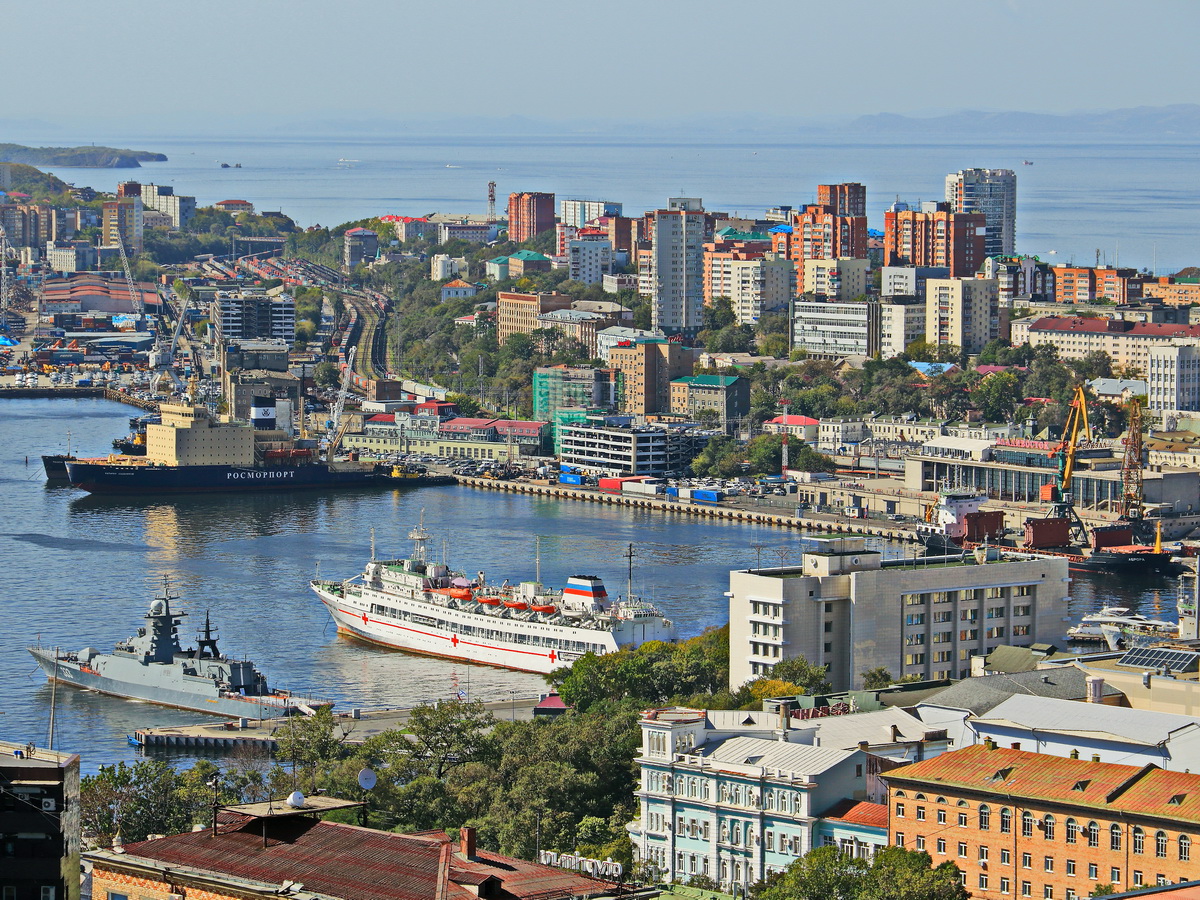 Blick auf den Hafen und das Stadtcentrum von Wladiwostok am 23. September 2017.