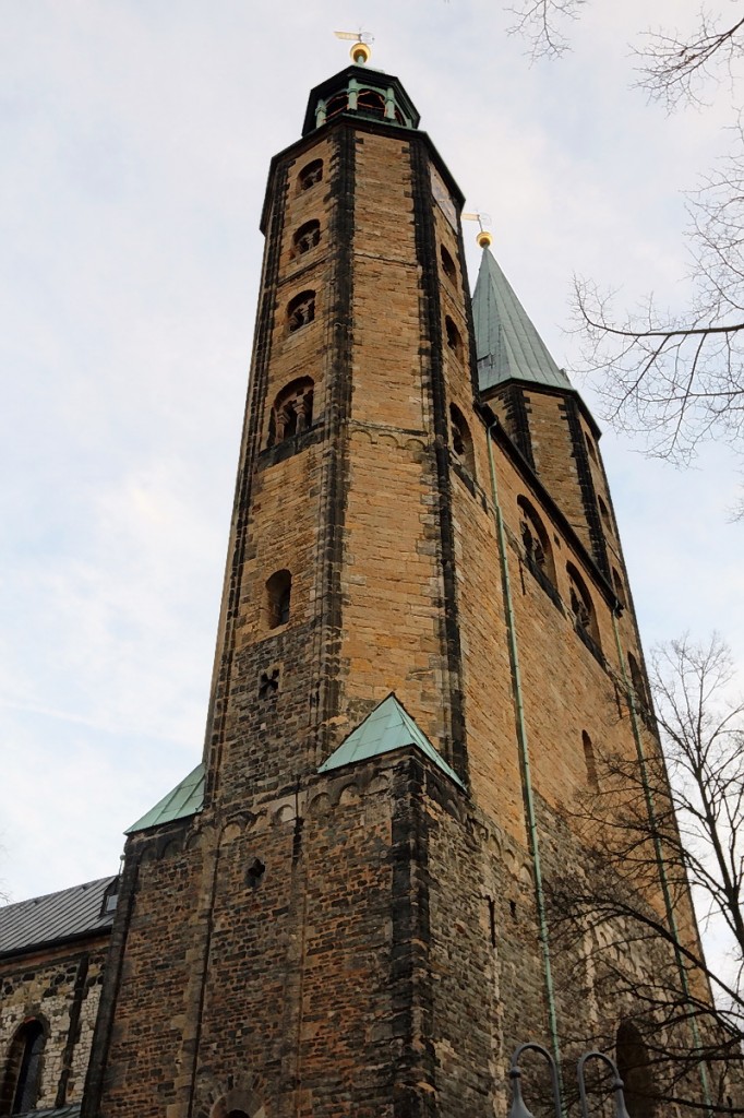 Blick auf die Hauptpfarrkirche mit den unterschiedlichen hohen Trmen (Differenz 60 cm) gesehen aus der Altstadt von Goslar am 22. Dezember 2015.