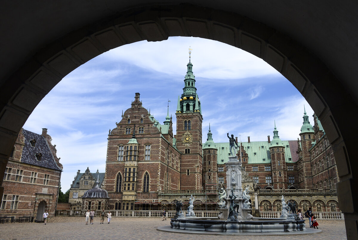 Blick auf den Kirchenflgel des Schlosses Frederiksborg in Hillerd. Es gilt als grtes und bedeutendstes Bauwerk der nordischen Renaissance und beherbergt heute das Dnische Nationalhistorische Museum.
Aufnahme: 24. Juni 2023.