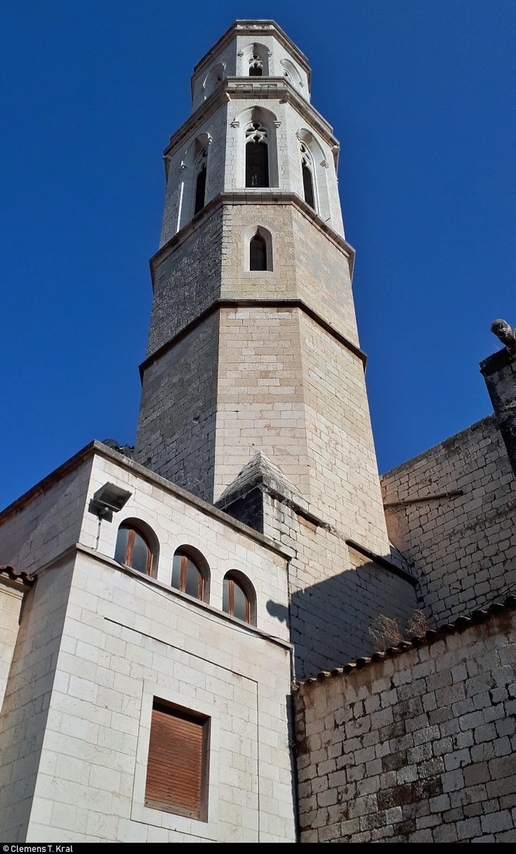 Blick auf den Kirchturm der Esglsia de Sant Pere in Figueres (E).
[20.9.2018 | 17:05 Uhr]