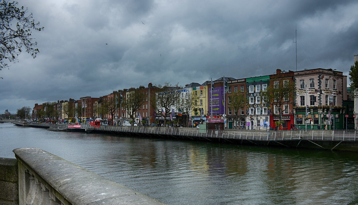 Blick auf Lower Ormond Quay am Fluss Liffey in der irischen Hauptstadt Dublin. Aufnahme: 11. Mai 2018.