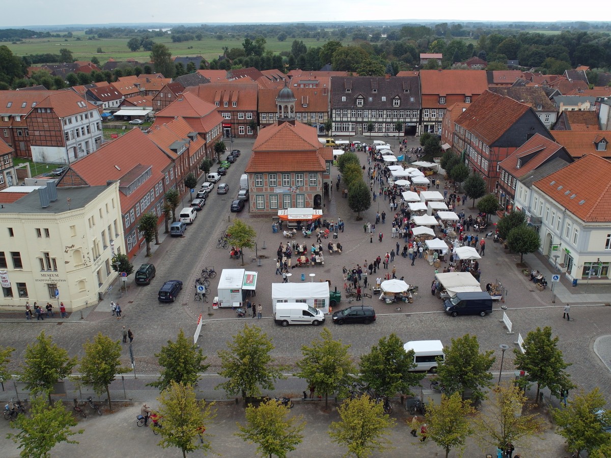 Blick auf den Marktplatz mit Rathaus vom Turm der Kirche St. Marien; Boizenburg/Elbe, 14.09.2014
