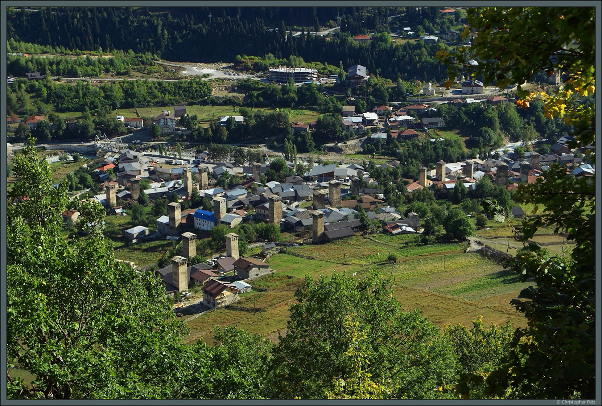 Blick auf Mestia, eine 2000-Einwohner-Stadt im Groen Kaukasus, mit den ortstypischen Swanentrmen. (14.09.2019)