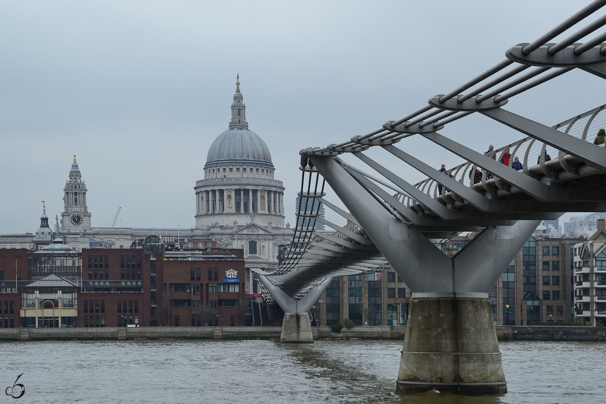 Blick auf die Millennium Bridge und die Kuppel der St.-Pauls-Kathedrale in London. (Mrz 2013)