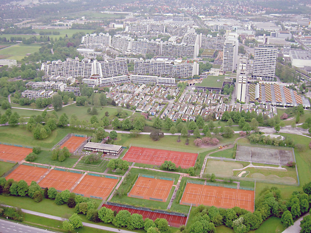 Blick auf die Mnchener Olympiastadt vom Olympiaturm. Aufnahme: 5. Mai 2005.