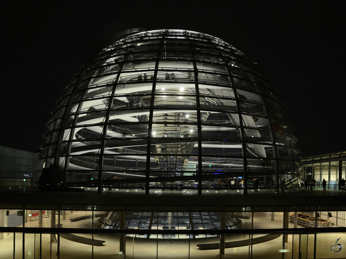 Blick auf die neue Kuppel des Reichstagsgebudes im Berliner Stadtteil Tiergarten. (Oktober 2013)
