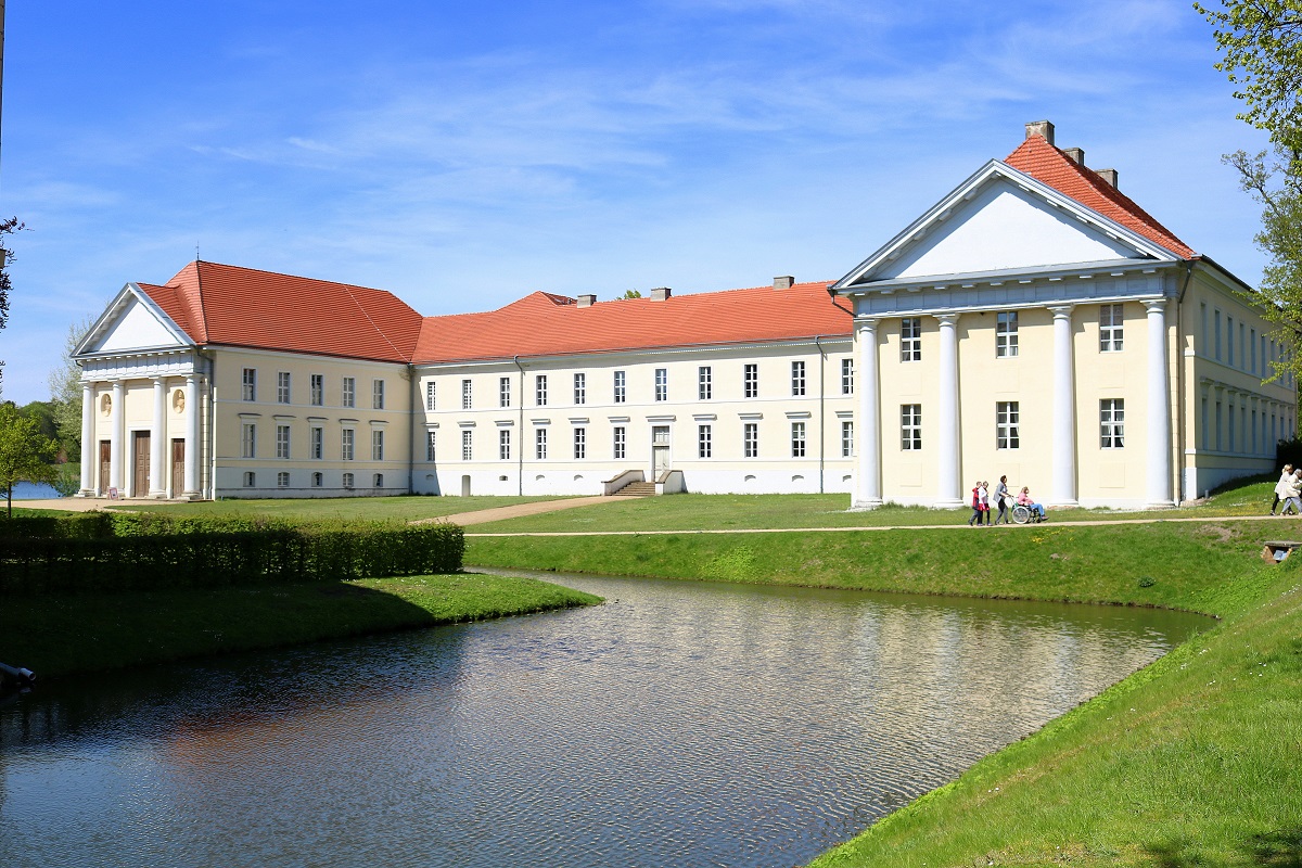 Blick auf den nrdlichen Teil des Schlosses Rheinsberg am Schlossgarten, der auch die Musikakademie Rheinsberg beinhaltet. [11.5.2017 | 14:25 Uhr]